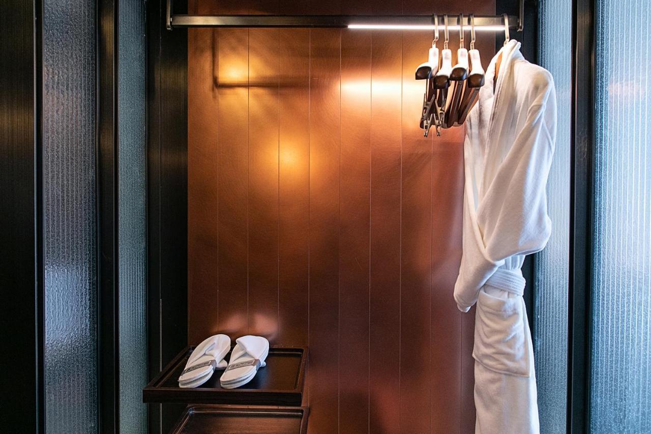 Mumian Beijing Daxing International Airport, Part Of Hyatt Otel Dış mekan fotoğraf A bathrobe and slippers in a hotel room